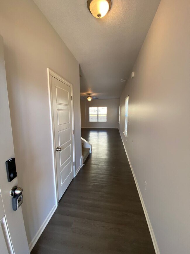 Foto del edificio - *Pre-Leasing* Three Bedroom | Two and a Ha...