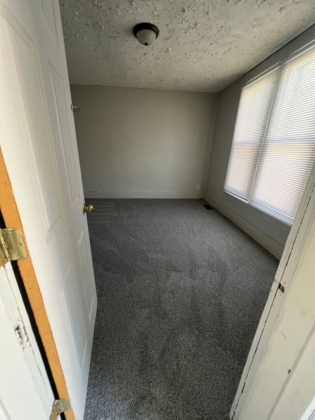Building Photo - 2 bed 1 bath with garage and fenced in yard