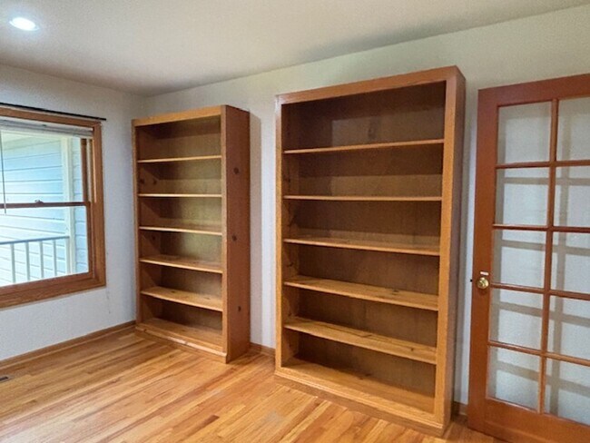 Foto del edificio - Spacious 4 BR/4 BA Single-Family Home in a...