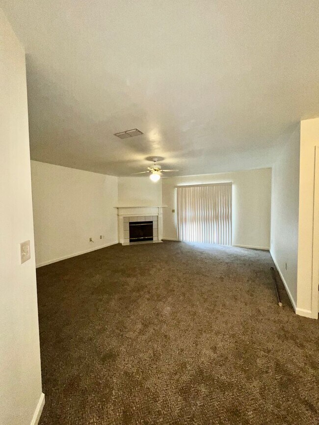 Foto del edificio - 2BR/2BATH Great School Zones! Available Summer 2026