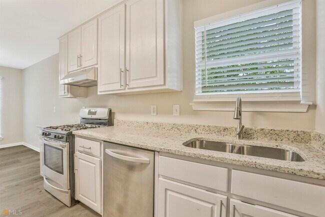 Building Photo - 352 The Gables Dr