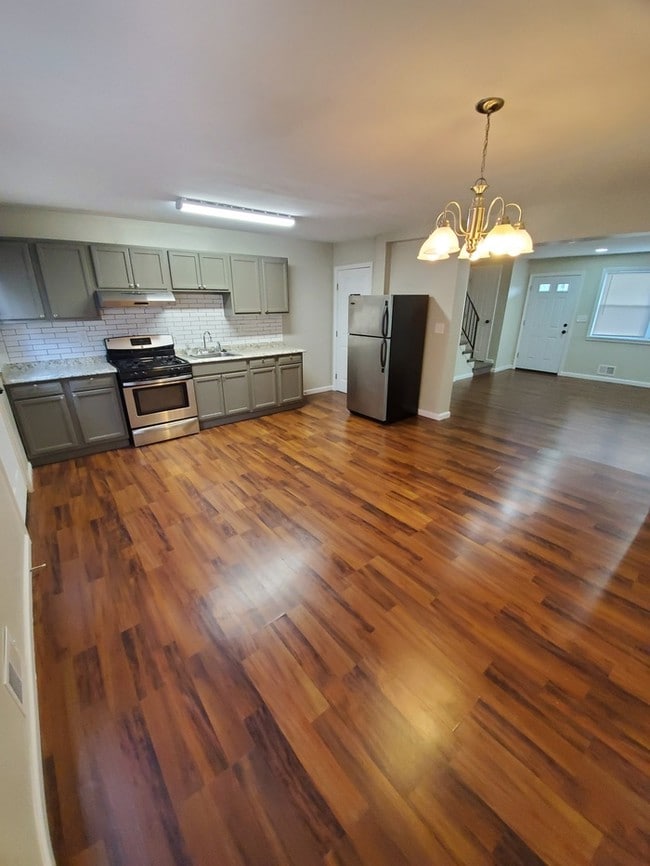 Building Photo - Newly Renovated Town Home In Dundalk