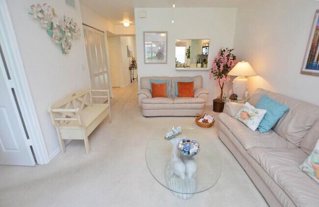 Building Photo - **** THIS CUTE 2/2 GROUND FLOOR CONDO IN P...