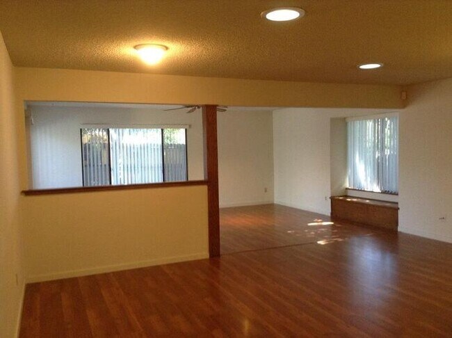Building Photo - 9992 Stirling Park Dr