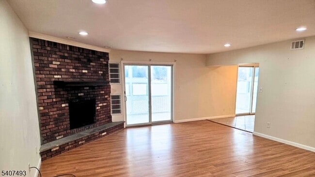 Building Photo - 306 Lake Shore S