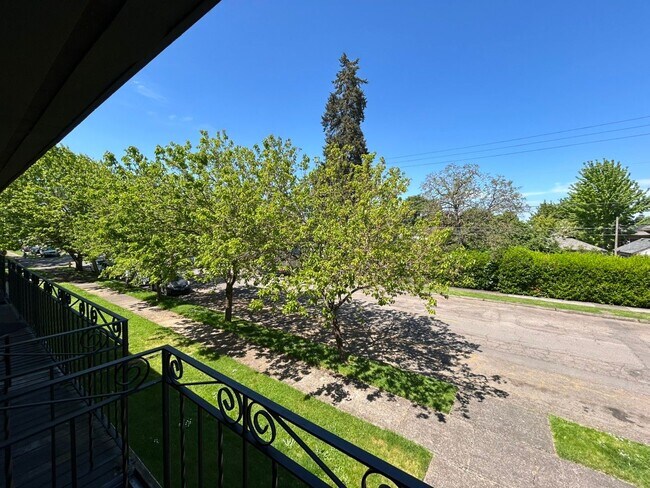 Building Photo - NO APPLICATION FEE AND FREE FIRST MONTHS RENT!! Cozy 2 Bed, 1 Bath Apartment Near Downtown Albany...