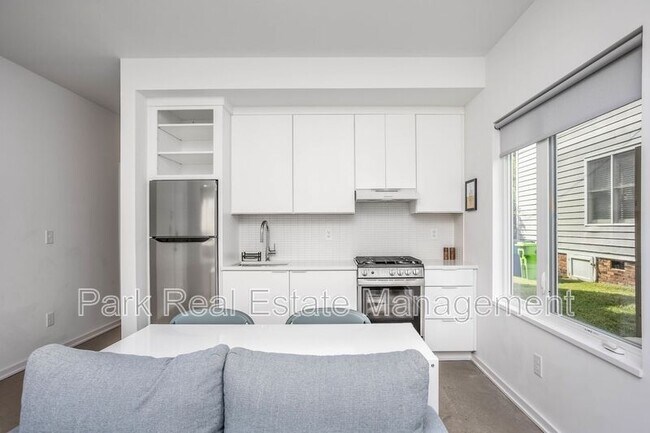 Building Photo - 323 S East St