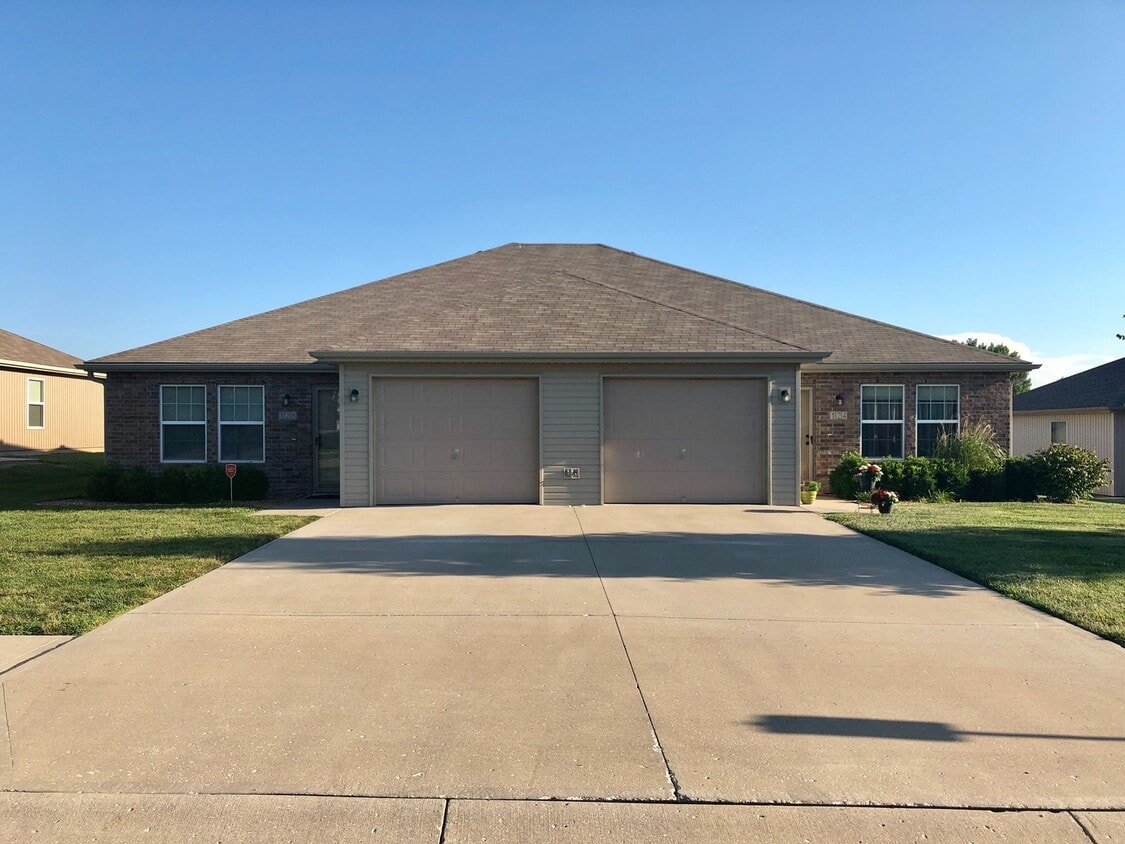 Primary Photo - 3 Bed Single Level Duplex in Lee’s Summit