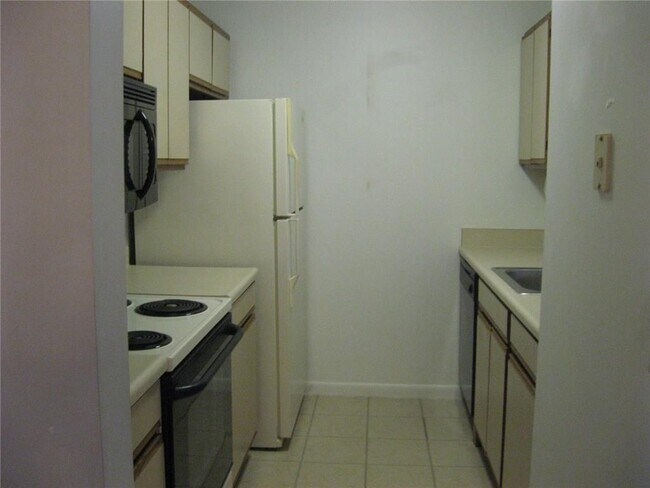 Building Photo - 9 Apache Dr