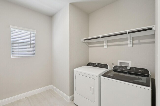 Foto del edificio - 6625 Vly Lk Ln