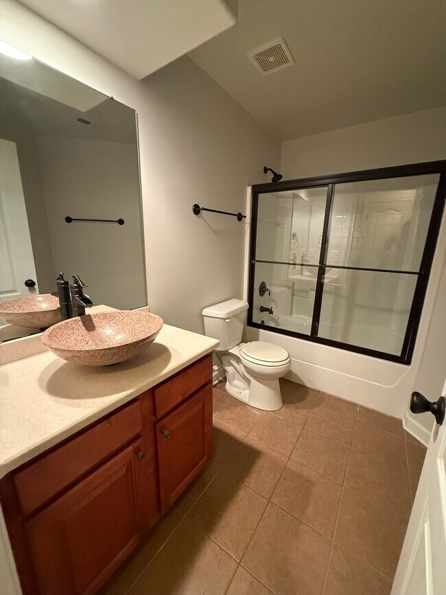 Baño de la planta superior - 1828 Rushing Wood Dr NW