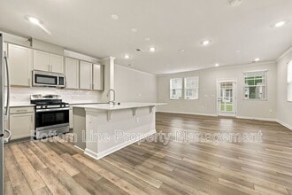Building Photo - 5817 Woodlawn Dr