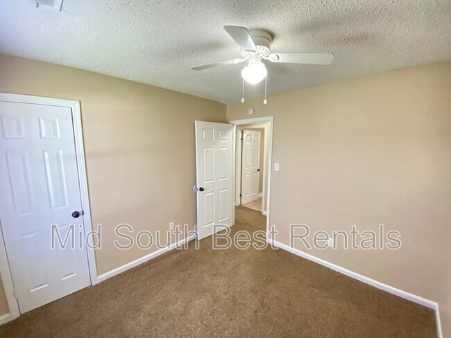 Building Photo - 858 Bramblewood Ln