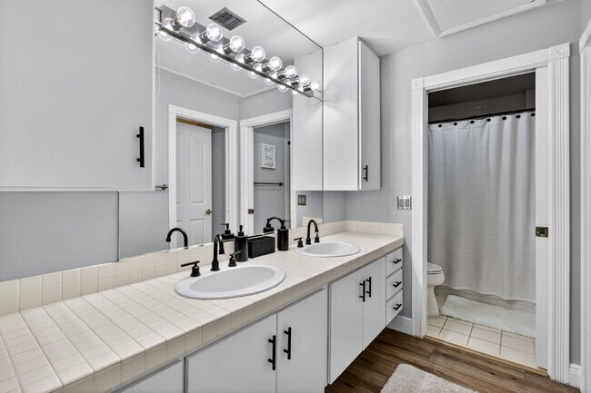 Foto del edificio - 503 Andover Ct