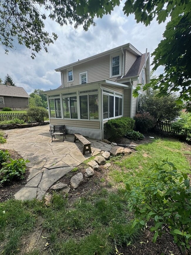 Building Photo - Charming 3-Bedroom Home in Desirable Allis...