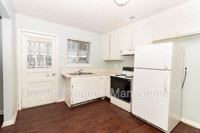 Building Photo - 1102 N Hawthorne St