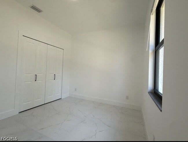 Building Photo - 404-406 Chalet Ave S