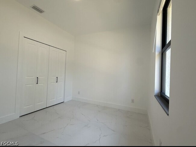 Foto del edificio - 404-406 Chalet Ave S
