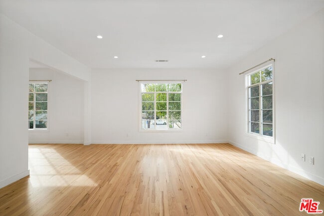 Building Photo - 480 S Roxbury Dr