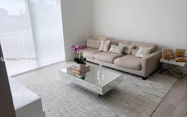 Foto del edificio - 50 Menores Ave