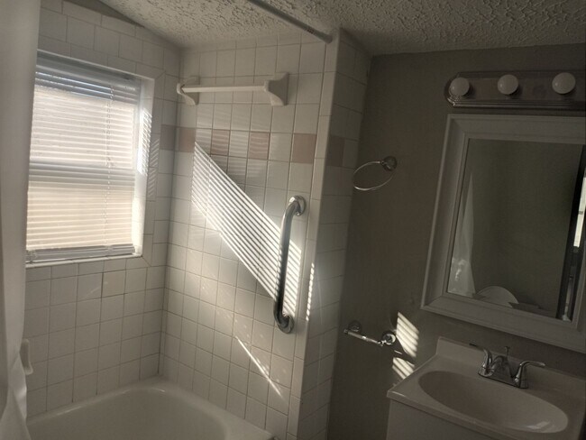 Foto del edificio - Now available !! Cute 3 bed 2 bth bungalow