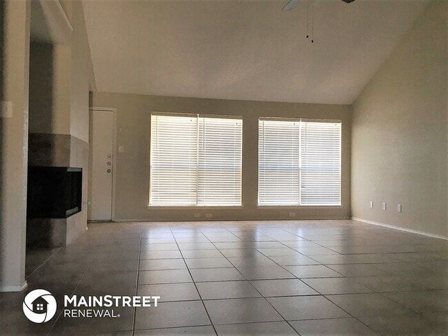 Building Photo - 909 Knollwood Dr