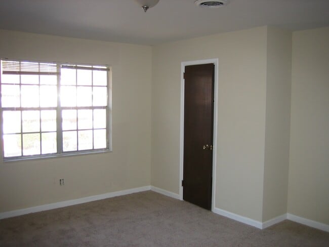 Building Photo - 732 Sanders Rd