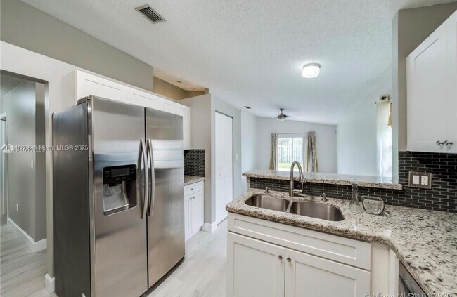 Foto del edificio - 20421 SW 1st St