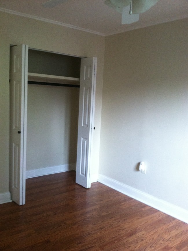 Building Photo - 205 Robinson St