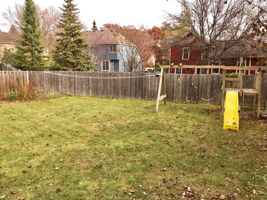 Building Photo - 8958 Knollwood Dr
