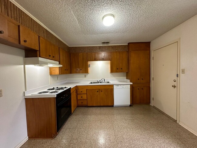 Foto del edificio - Tour Today! : 2 bedroom 1 bath duplex in W...