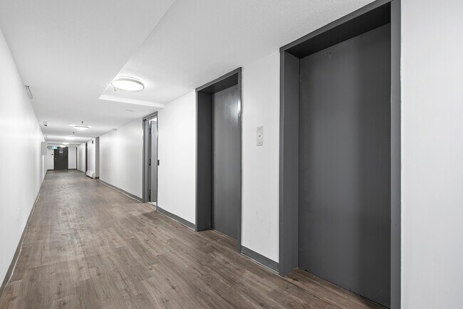 Photo du bâtiment - 18 Steeles Avenue East