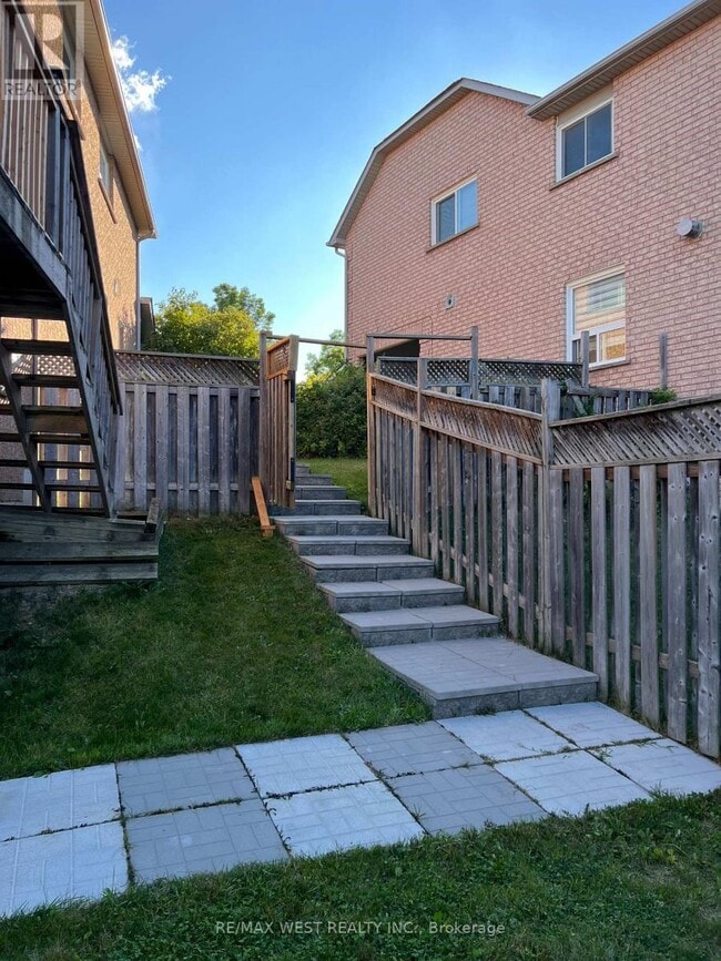 Building Photo - 746 Walpole Crescent