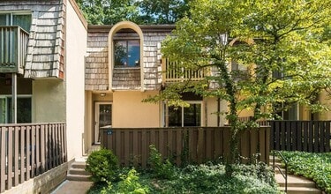 Building Photo - 1669 Valencia Way