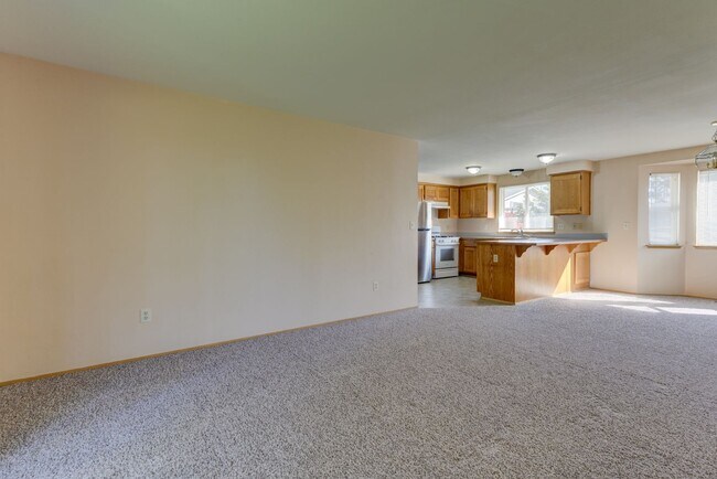 Foto del edificio - 3 Bed 2 Bath House with all new flooring!