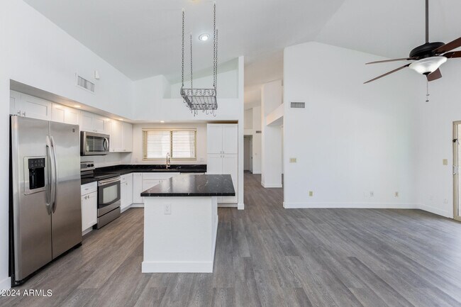 Building Photo - 618 E Avenida Sierra Madre