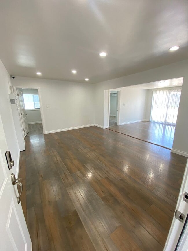 Foto del edificio - Remodeled 4 Bedroom Norwalk House For Rent...