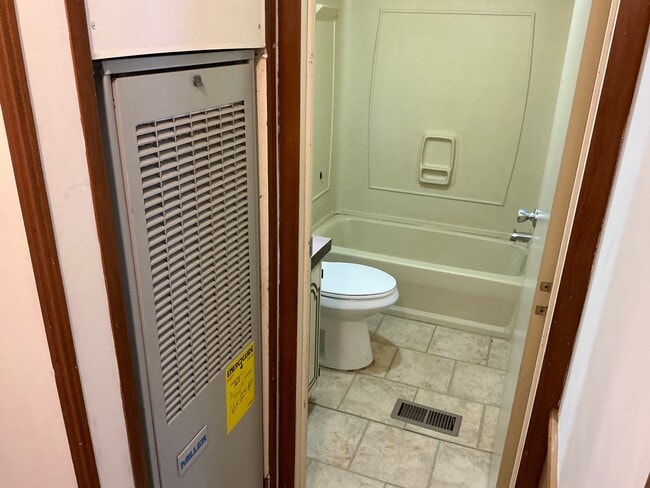 Building Photo - 37 Pinney Ln