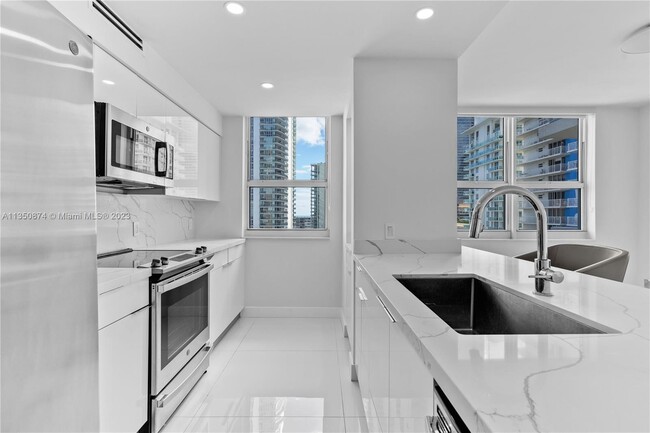 Building Photo - 1155 Brickell Bay Dr