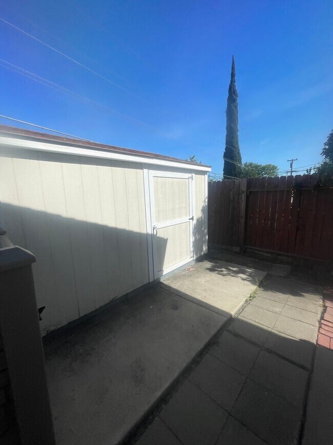 Building Photo - NICE OLDER HOME IN ESTABLISHED AREA