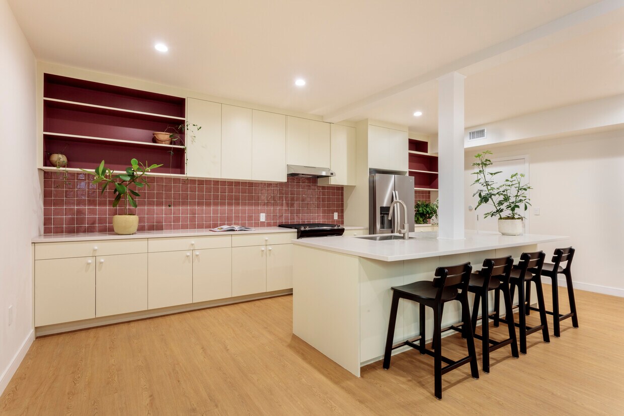 Primary Photo - 4541 Melbourne Ave