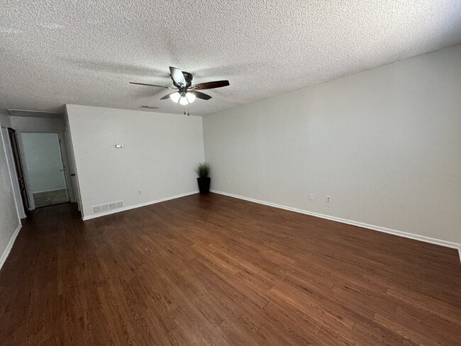 Building Photo - Well Maintained 2 bedroom 1 bath