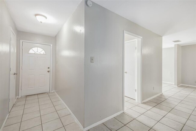 Building Photo - 25107 Tuckahoe Ln