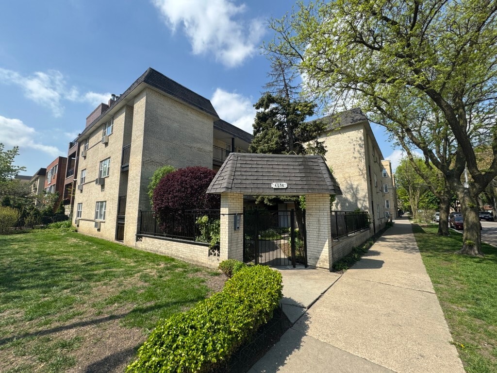 Primary Photo - 4056 N California Ave