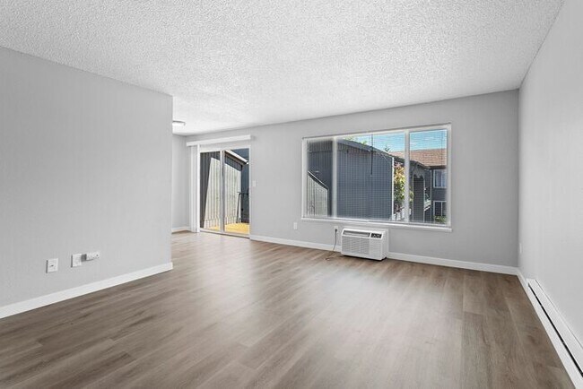 Building Photo - Affordable Comfort! Spacious 2-Bedroom Apa...