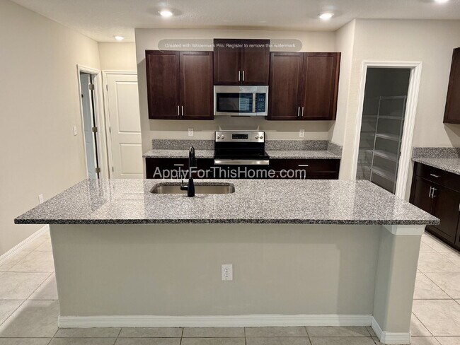 Foto del edificio - Single Family Home - 6 Bedroom