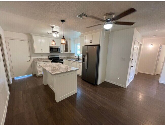 Building Photo - 1627 W 13th St