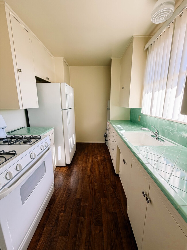 Building Photo - 226 N Marengo Ave