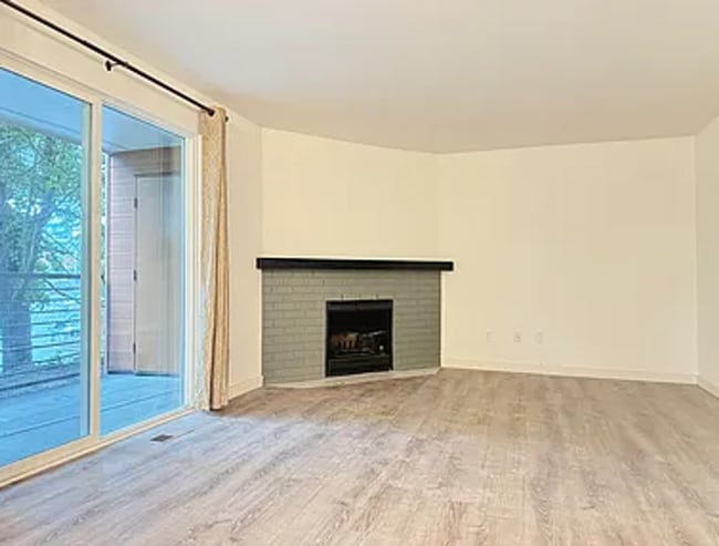 Building Photo - Updated Bellevue Condo with Rare 2 Reserve...