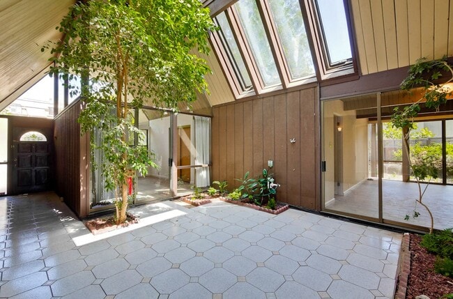 Building Photo - Classic 4+ Bed, 2 Bath Atrium Eichler in P...